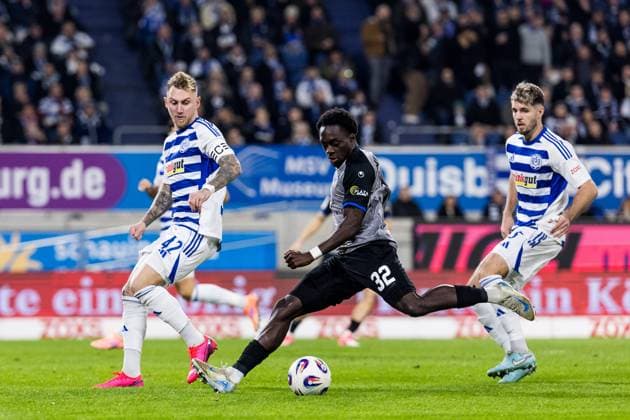 3 Liga MSV Duisburg SV Waldhof Mannheim 07 11 2025 duel Alexander Hahn MSV Duisburg, 42 , Kennedy Onyedika Okpala SV Waldhof Mannheim, 32 3 Liga, MSV Duisburg SV Waldhof Mannheim, Duisburg, schauinsland reisen arena am 7 11 2025 DFB REGULATIONS PROHIBIT ANY USE OF PHOTOGRAPHS AS IMAGE SEQUENCES AND OR QUASI VIDEO Copyright: xBEAUTIFULxSPORTS Wunderlx