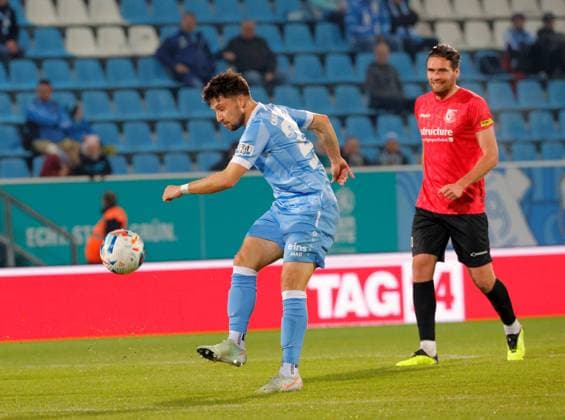 CFC vs VSG Altglienicke 07 11 2025, Chemnitz, eins Stadion An der Gellertstrasse, Sport, Fußball, Regionalliga Nordost, Saison 2025 2026, 15 Spieltag, CFC, CFC vs VSG Altglienicke Tom Baumgart am Ball Chemnitz Sachsen BRD