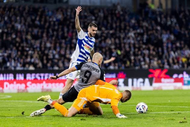 3 Liga MSV Duisburg SV Waldhof Mannheim 07 11 2025 duel Felix Lohkemper SV Waldhof Mannheim, 9 , Max Braune MSV Duisburg, 1 3 Liga, MSV Duisburg SV Waldhof Mannheim, Duisburg, schauinsland reisen arena am 7 11 2025 DFB REGULATIONS PROHIBIT ANY USE OF PHOTOGRAPHS AS IMAGE SEQUENCES AND OR QUASI VIDEO Copyright: xBEAUTIFULxSPORTS Wunderlx