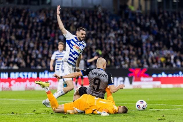 3 Liga MSV Duisburg SV Waldhof Mannheim 07 11 2025 duel Felix Lohkemper SV Waldhof Mannheim, 9 , Max Braune MSV Duisburg, 1 3 Liga, MSV Duisburg SV Waldhof Mannheim, Duisburg, schauinsland reisen arena am 7 11 2025 DFB REGULATIONS PROHIBIT ANY USE OF PHOTOGRAPHS AS IMAGE SEQUENCES AND OR QUASI VIDEO Copyright: xBEAUTIFULxSPORTS Wunderlx