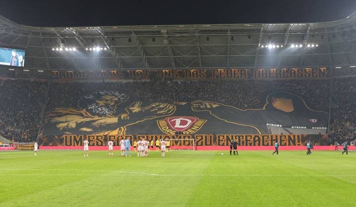 07 11 2025 Soccer Season 2025 2026 2 Soccer Bundesliga 12 Matchday SG Dynamo Dresden SGD 1 FC Nuremberg FCN Club Sportfoto Zink DaMa xdaxmax DFL regulations prohibit any use of photographs as image sequences and or quasi video only for editorial use Symbolbild Symbol photo Feature Impression Choreography of the spectators Audience Fans of Dynamo Dresden before the start of the match