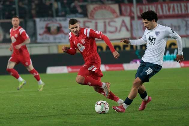 Marius Hauptmann HFC, 23 , Maurice Covic Babelsberg, 10 , Hallescher FC vs SV Babelsberg 03, Soccer, RL Nordost, 15 Matchday, Season 2025 26, 07 11 2025 Halle Leuna Chemie Stadion ST Germany
