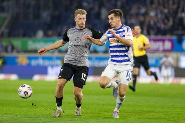 Duisburg, Germany, 07 11 25 Malte Karbstein SV Waldhof Mannheim and Conor Noß MSV Duisburg fighting for the ball during the match of the 3 Liga MSV Duisburg vs SV Waldhof Mannheim in the schauinsland reisen arena Duisburg schauinsland reisen arena North Rhine Westphalia Germany Copyright: xBrauer-Fotoagenturx xAdrianxSchlx