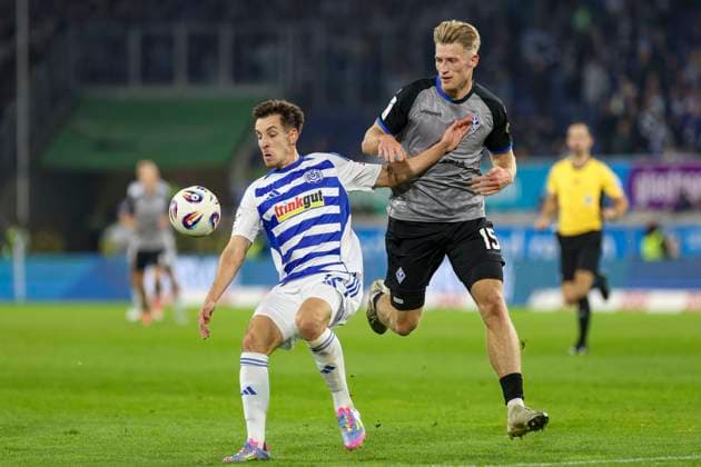 Duisburg, Germany, 07 11 25 Conor Noß MSV Duisburg and Malte Karbstein SV Waldhof Mannheim fighting for the ball during the match of the 3 Liga MSV Duisburg vs SV Waldhof Mannheim in the schauinsland reisen arena Duisburg schauinsland reisen arena North Rhine Westphalia Germany Copyright: xBrauer-Fotoagenturx xAdrianxSchlx