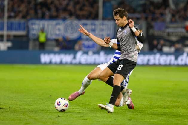 Duisburg, Germany, 07 11 25 Joshua Bitter MSV Duisburg and Diego Michel SV Waldhof Mannheim fighting for the ball during the match of the 3 Liga MSV Duisburg vs SV Waldhof Mannheim in the schauinsland reisen arena Duisburg schauinsland reisen arena North Rhine Westphalia Germany Copyright: xBrauer-Fotoagenturx xAdrianxSchlx
