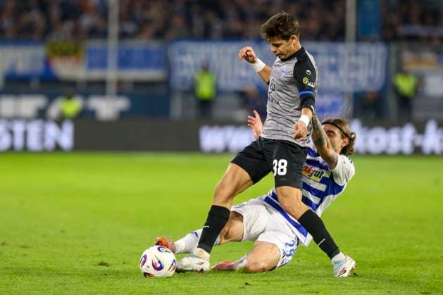 Duisburg, Germany, 07 11 25 Joshua Bitter MSV Duisburg and Diego Michel SV Waldhof Mannheim fighting for the ball during the match of the 3 Liga MSV Duisburg vs SV Waldhof Mannheim in the schauinsland reisen arena Duisburg schauinsland reisen arena North Rhine Westphalia Germany Copyright: xBrauer-Fotoagenturx xAdrianxSchlx