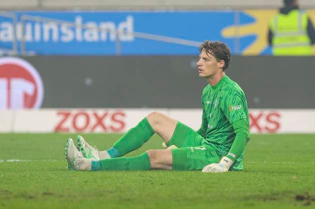 Duisburg, Germany, 07 11 25 Thijmen Joel Sander Nijhuis SV Waldhof Mannheim lies injured on the ground during the match of the 3 Liga MSV Duisburg against SV Waldhof Mannheim at the schauinsland reisen arena Duisburg schauinsland reisen arena North Rhine Westphalia Germany Copyright: xBrauer-Fotoagenturx xAdrianxSchlx