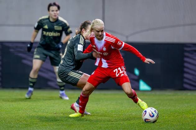 Fight for the ball duel between Pernille Harder FC Bayern Muenchen Frauen, 21 and Ida Heikkinen 1 FC Union Berlin, 25 GER, FC Bayern Muenchen Frauen vs 1 FC Union Berlin, Football, Google Pixel Womens Bundesliga, Matchday 10, Season 2025 2026, 07 11 2025 DFL DFB REGULATIONS PROHIBIT ANY USE OF PHOTOGRAPHS as IMAGE SEQUENCES and or QUASI VIDEO GER, FC Bayern Muenchen Frauen vs 1 FC Union Berlin, Football, Google Pixel Frauen Bundesliga, 10 Spieltag, Saison 2025 2026, 07 11 2025 Muenchen Copyright: xEibner-Pressefoto HeikexFeinerx EP_HFR