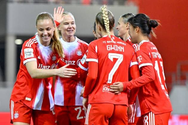 FC Bayern players with goal celebration, jubilation, goal celebration, celebrate the goal, goal, celebration, jubilation over the own goal to 4 0 by Tomke Schneider Union Berlin, 2 after cross by Giulia GWINN FC Bayern Muenchen, FCB, 7 , optimistic, Action, Action, 07 11 2025, Munich Germany , Soccer, Google Pixel Women Bundesliga, FC Bayern München 1 FC Union Berlin, DFB DFL REGULATIONS PROHIBIT ANY USE OF PHOTOGRAPHS AS IMAGE SEQUENCES AND OR QUASI VIDEO xslx