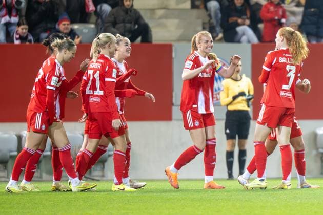 Goal celebration for 4 0 FC Bayern Frauen, Giulia Gwinn 7 FC Bayern Muenchen Frauen , FC Bayern Frauen Muenchen 1 FC Union Berlin, Google Pixel Frauenbundesliga, 10 Spieltag, 07 11 25 DFB regulations prohibit any use of photographs as image sequences and or quasi video kolbert press Muenchen Bayern Germany Copyright: xkolbert-press UlrichxGamelx