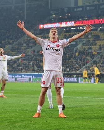 07 11 2025 Soccer Season 2025 2026 2 Soccer Bundesliga 12 Matchday SG Dynamo Dresden SGD 1 FC Nürnberg FCN Club Sportfoto Zink DaMa xdaxmax DFL regulations prohibit any use of photographs as image sequences and or quasi video only for editorial use Jubel Freude Torjubel nach Tor zum 1 2 Tim Janisch 32, 1 FC Nürnberg FCN jubelt freut sich Torschütze Tim Janisch 32, 1 FC Nürnberg FCN
