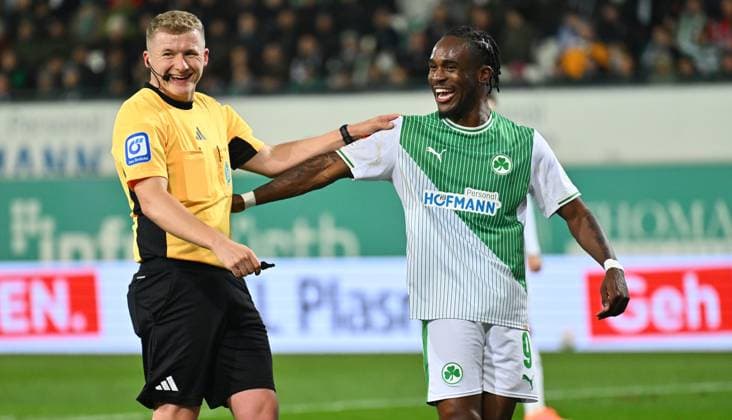 07 11 2025 Soccer Season 2025 2026 2 Soccer Bundesliga 12 Matchday SpVgg Greuther Fürth Kleeblatt Preußen Münster Sportfoto Zink xwoxzix DFL regulations prohibit any use of photographs as image sequences and or quasi video only for editorial use Timo Gansloweit Referee Noel Futkeu 9, SpVgg Greuther Fürth happy