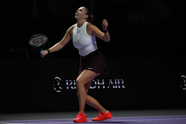 2025 WTA, Tennis Damen Finals RIYADH, SAUDI ARABIA - NOVEMBER 7: Aryna Sabalenka (not seen) and Amanda Anisimova of United States compete in the second semifinal on Day 7 of the 2025 WTA Finals, part of the Hologic WTA Tour, at King Saud University Indoor Arena in Riyadh, Saudi Arabia, on November 7, 2025. Artur Widak Anadolu Riyadh Saudi Arabia. Editorial use only. Please get in touch for any other usage.  Copyright: x2025xAnadoluxArturxWidakx