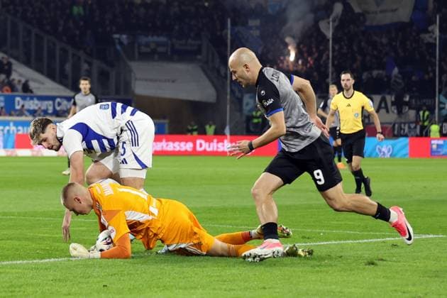 07 11 2025, xrekx, Fußball 3 Liga, MSV Duisburg SV Waldhof Mannheim v l Tobias Fleckstein MSV Duisburg Maximilian Braune MSV Duisburg Felix Lohkemper SV Waldhof Mannheim Zweikampf, Aktion, action, battle for the ball DFL DFB REGULATIONS PROHIBIT ANY USE OF PHOTOGRAPHS as IMAGE SEQUENCES and or QUASI VIDEO Duisburg