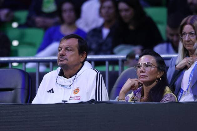 Novak Djokovic vs Yannick Hanfmann - ATP, Tennis Herren 250 tournament ATHENS, GREECE - NOVEMBER 7: Panathinaikos head coach Ergin Ataman watches the Hellenic Championship ATP 250 semifinal tennis match between Novak Djokovic of Serbia and Yannick Hanfmann of Germany at OAKA Olympic Athletic Center in Athens, Greece, on November 7, 2025. Costas Baltas Anadolu Athens Greece. Editorial use only. Please get in touch for any other usage.  Copyright: x2025xAnadoluxCostasxBaltasx