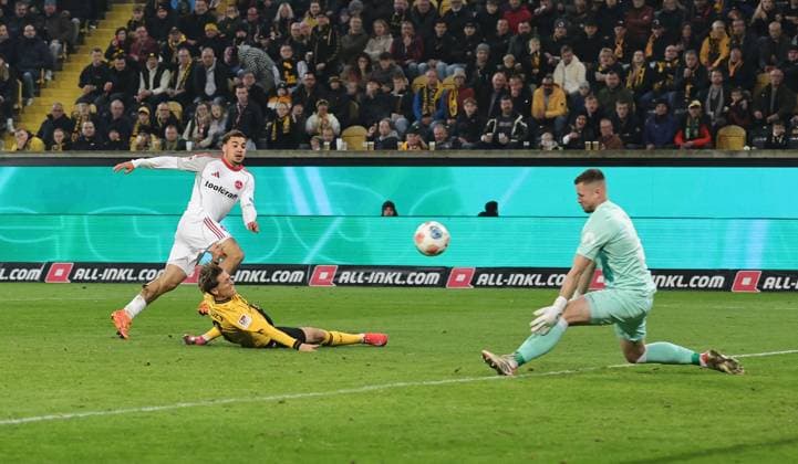 07 11 2025 Soccer Season 2025 2026 2 Soccer Bundesliga 12 Matchday SG Dynamo Dresden SGD 1 FC Nürnberg FCN Club Sportfoto Zink DaMa xdaxmax DFL regulations prohibit any use of photographs as image sequences and or quasi video only for editorial use Rafael Lubach 18, 1 FC Nürnberg FCN with shot on goal gg Jan Hendrik Marx 26, SG Dynamo Dresden SGD Lennart Grill 22, SG Dynamo Dresden SGD