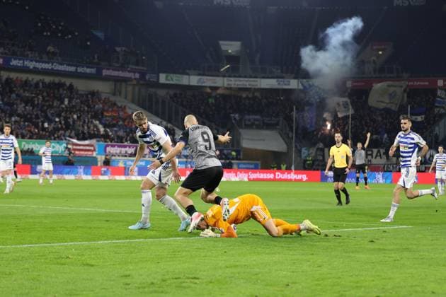 07 11 2025, xrekx, Fußball 3 Liga, MSV Duisburg SV Waldhof Mannheim v l Tobias Fleckstein MSV Duisburg Maximilian Braune MSV Duisburg Felix Lohkemper SV Waldhof Mannheim Zweikampf, Aktion, action, battle for the ball DFL DFB REGULATIONS PROHIBIT ANY USE OF PHOTOGRAPHS as IMAGE SEQUENCES and or QUASI VIDEO Duisburg