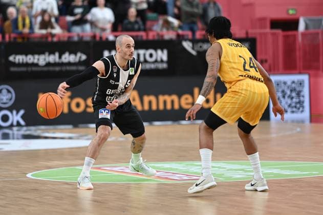 Simon Krajcovic Giessen 46ers, 55 vs JaCobi Wood Tigers Tuebingen, 24 GER, Tigers Tuebingen vs Giessen 46ers, Basketball, Men, Pro A, 2 Barmer Basketball Bundesliga, Season 2025 2026, 07 11 2025 GER, Tigers Tuebingen vs Giessen 46ers, Basketball, Men, Pro A, 2 Barmer Basketball Bundesliga, Season 2025 2026, 07 11 2025 Tuebingen Copyright: xEibner-Pressefoto NicolasxWoernx EP_NWN