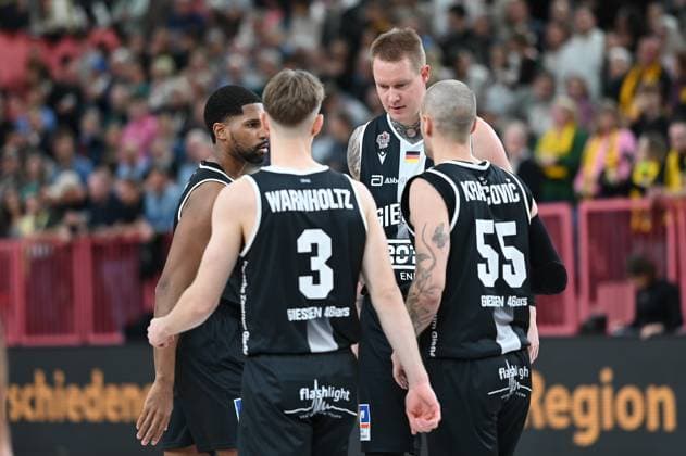Robin Benzing Giessen 46ers, 12 , Aiden Warnholtz Giessen 46ers, 03 , Simon Krajcovic Giessen 46ers, 55 GER, Tigers Tuebingen vs Giessen 46ers, Basketball, Men, Pro A, 2 Barmer Basketball Bundesliga, Season 2025 2026, 07 11 2025 GER, Tigers Tuebingen vs Giessen 46ers, Basketball, Men, Pro A, 2 Barmer Basketball Bundesliga, Season 2025 2026, 07 11 2025 Tuebingen Copyright: xEibner-Pressefoto NicolasxWoernx EP_NWN