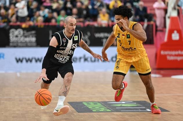 Simon Krajcovic Giessen 46ers, 55 vs Silas Oriane Tigers Tuebingen, 07 GER, Tigers Tuebingen vs Giessen 46ers, Basketball, Men, Pro A, 2 Barmer Basketball Bundesliga, Season 2025 2026, 07 11 2025 GER, Tigers Tuebingen vs Giessen 46ers, Basketball, Men, Pro A, 2 Barmer Basketball Bundesliga, Season 2025 2026, 07 11 2025 Tuebingen Copyright: xEibner-Pressefoto NicolasxWoernx EP_NWN