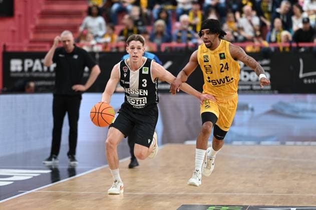 Aiden Warnholtz Giessen 46ers, 03 vs JaCobi Wood Tigers Tuebingen, 24 GER, Tigers Tuebingen vs Giessen 46ers, Basketball, Men, Pro A, 2 Barmer Basketball Bundesliga, Season 2025 2026, 07 11 2025 GER, Tigers Tuebingen vs Giessen 46ers, Basketball, Men, Pro A, 2 Barmer Basketball Bundesliga, Season 2025 2026, 07 11 2025 Tuebingen Copyright: xEibner-Pressefoto NicolasxWoernx EP_NWN