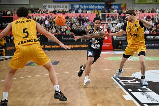 Kyle Anthony Castlin Giessen 46ers, 07 vs Lukas Milner Tigers Tuebingen, 17 and Kaya Bayram Tigers Tuebingen, 05 GER, Tigers Tuebingen vs Giessen 46ers, Basketball, Men, Pro A, 2 Barmer Basketball Bundesliga, Season 2025 2026, 07 11 2025 GER, Tigers Tuebingen vs Giessen 46ers, Basketball, Men, Pro A, 2 Barmer Basketball Bundesliga, Season 2025 2026, 07 11 2025 Tuebingen Copyright: xEibner-Pressefoto NicolasxWoernx EP_NWN