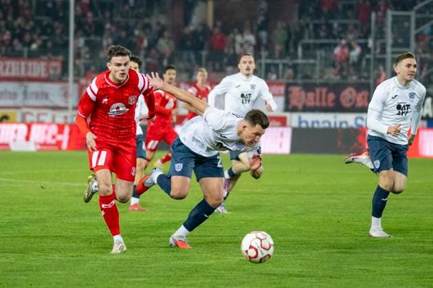 Regionalliga Nordost Season 25 26 Hallescher FC vs SV Babelsberg 03 Halle, Germany 07 Novermber 2025 In the picture Fabrice Hartmann Halle and Gordon Büch Buech Babelsberg Halle Saale Leuna Chemie Stadion Sachsen Anhalt Germany