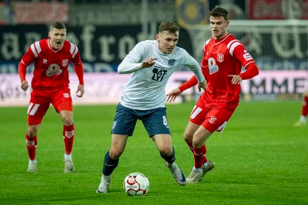 Regionalliga Nordost Season 25 26 Hallescher FC vs SV Babelsberg 03 Halle, Germany 07 Novermber 2025 In the picture from left Nils Schätzle Schaetsle Babelsberg and Fabrice Hartmann Halle Halle Saale Leuna Chemie Stadion Sachsen Anhalt Germany