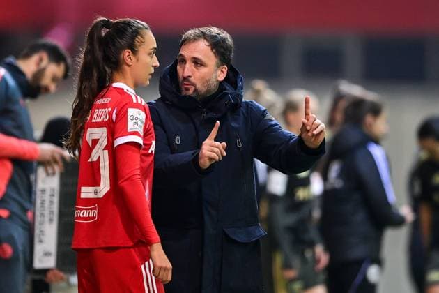 Coach Jose BARCALA Coach, Headcoach, FC Bayern Muenchen, FCB gives instructions to Natalia PADILLA BIDAS FC Bayern Muenchen, FCB, 23 before her substitution, gives instructions, gesticulates, gestures with arms, gives instructions, gesticulate, 07 11 2025, Munich Germany , Soccer, Google Pixel Women Bundesliga, FC Bayern München 1 FC Union Berlin, DFB DFL REGULATIONS PROHIBIT ANY USE OF PHOTOGRAPHS AS IMAGE SEQUENCES AND OR QUASI VIDEO xslx