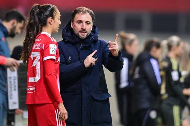Coach Jose BARCALA Coach, Headcoach, FC Bayern Muenchen, FCB gives instructions to Natalia PADILLA BIDAS FC Bayern Muenchen, FCB, 23 before her substitution, gives instructions, gesticulates, gestures with arms, gives instructions, gesticulate, 07 11 2025, Munich Germany , Soccer, Google Pixel Women Bundesliga, FC Bayern München 1 FC Union Berlin, DFB DFL REGULATIONS PROHIBIT ANY USE OF PHOTOGRAPHS AS IMAGE SEQUENCES AND OR QUASI VIDEO xslx