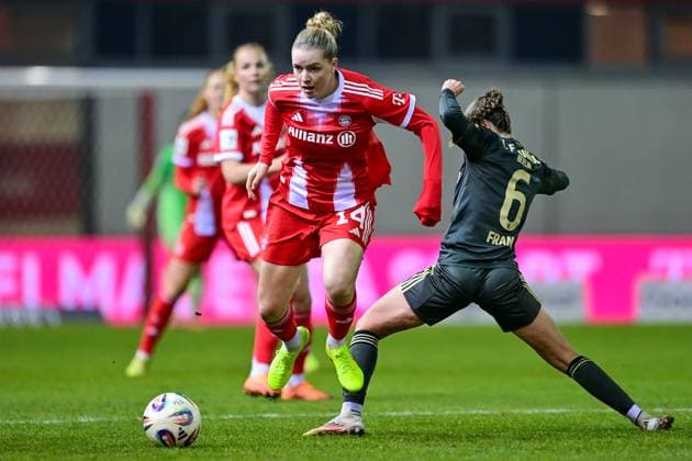 v li Alara SEHITLER FC Bayern Muenchen, FCB, 14 Celine Frank Union Berlin, 6 im Zweikampf, Duell, duel, tackle, Dynamik, Action, Aktion, 07 11 2025, München Deutschland , Fußball, Google Pixel Frauen Bundesliga, FC Bayern München 1 FC Union Berlin, DFB DFL REGULATIONS PROHIBIT ANY USE OF PHOTOGRAPHS AS IMAGE SEQUENCES AND OR QUASI VIDEO xslx