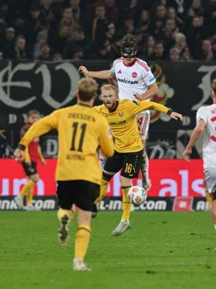 07 11 2025 Soccer Season 2025 2026 2 Soccer Bundesliga 12 Matchday SG Dynamo Dresden SGD 1 FC Nuremberg FCN Club Sportfoto Zink DaMa xdaxmax DFL regulations prohibit any use of photographs as image sequences and or quasi video only for editorial use Nils Fröling Froeling 16, SG Dynamo Dresden SGD Fabio Gruber 4, 1 FC Nuremberg FCN