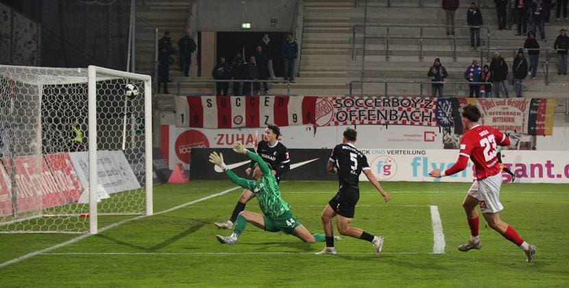 07 11 2025 xmgoodx Offenbach am Main, Sparda Bank Hessen Stadion Stadion Bieberer Berg Regionalliga Saison 2025 2026 Kickers Offenbach OFC FC Freiburg II Goal to 1 0 by Kilian Skolik 23,OFC , Goalkeeper Klian Katz Freiburg beaten