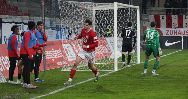 07 11 2025 xmgoodx Offenbach am Main, Sparda Bank Hessen Stadion Stadion Bieberer Berg Regionalliga Saison 2025 2026 Kickers Offenbach OFC FC Freiburg II Goal celebration after the 1-0 goal by Kilian Skolik 23,OFC