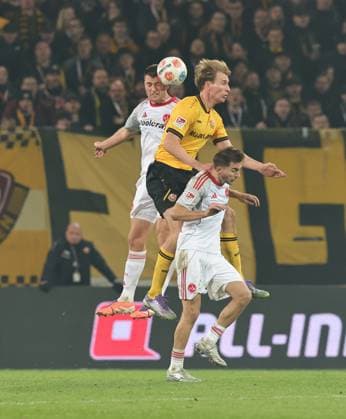 07 11 2025 Soccer Season 2025 2026 2 Soccer Bundesliga 12 Matchday SG Dynamo Dresden SGD 1 FC Nürnberg FCN Club Sportfoto Zink DaMa xdaxmax DFL regulations prohibit any use of photographs as image sequences and or quasi video only for editorial use Robin Knoche 31, 1 FC Nürnberg FCN Vincent Vermeij 9, SG Dynamo Dresden SGD Adam Markhiev 6, 1 FC Nürnberg FCN