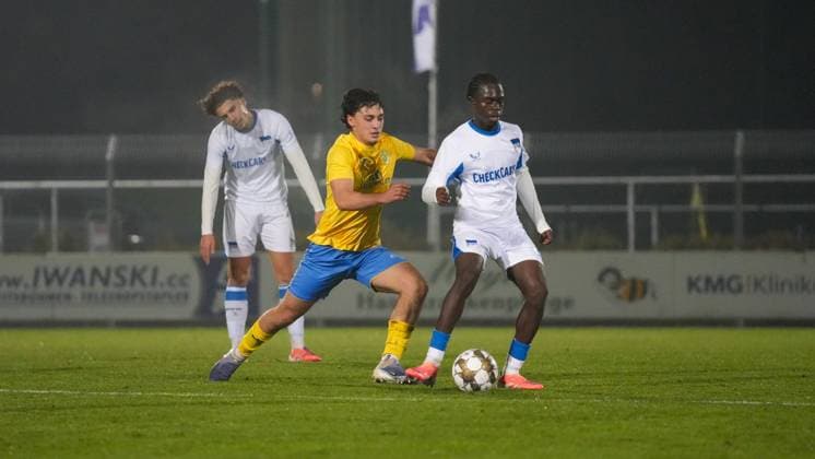 Soccer, Men, Season 2025 2026, Regionalliga Nordost, Matchday 15, FSV 63 Luckenwalde vs Hertha BSC II, Friday 07 11 2025, Werner Seelenbinder Stadion Luckenwalde, In the picture Max Hathaway l Luckenwalde and Boris Chi Mamuzah Lum r Hertha Brandenburg Germany