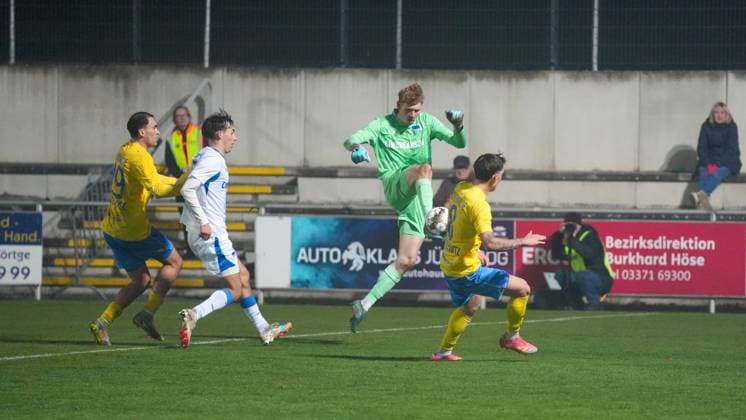Soccer, Men, Season 2025 2026, Regionalliga Nordost, Matchday 15, FSV 63 Luckenwalde vs Hertha BSC II, Friday 07 11 2025, Werner Seelenbinder Stadion Luckenwalde, In the picture Maximilian Mohwinkel l Hertha and Tim Schleinitz r Luckenwalde Brandenburg Germany