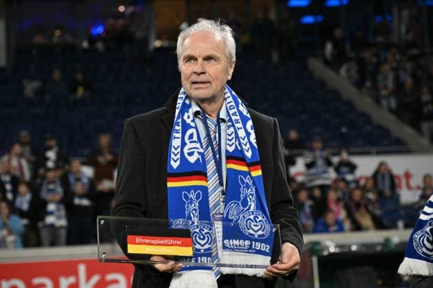 Bernard Dietz was named honorary captain of the German national team by the DFB 07 11 2025, Football, 3 Liga, Saison 2025 26, 14 Spieltag, MSV Duisburg SV Waldhof Mannheim DFB regulations prohibit any use of photographs as image sequences and or quasi video Duisburg Schauinsland Reisen Arena Nordrhein Westfalen Germany Team2