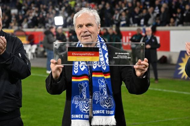 Bernard Dietz was named honorary captain of the German national team by the DFB 07 11 2025, Football, 3 Liga, Saison 2025 26, 14 Spieltag, MSV Duisburg SV Waldhof Mannheim DFB regulations prohibit any use of photographs as image sequences and or quasi video Duisburg Schauinsland Reisen Arena Nordrhein Westfalen Germany Team2