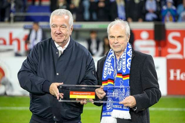 Duisburg, Germany, 07 11 25 President of the FVN Peter Frymuth hands over the honorary captain of the DFB Bernhard Dietz the honorary captains armband during the match of the 3 Liga MSV Duisburg against SV Waldhof Mannheim in the schauinsland reisen arena Duisburg schauinsland reisen arena North Rhine Westphalia Germany Copyright: xBrauer-Fotoagenturx xAdrianxSchlx