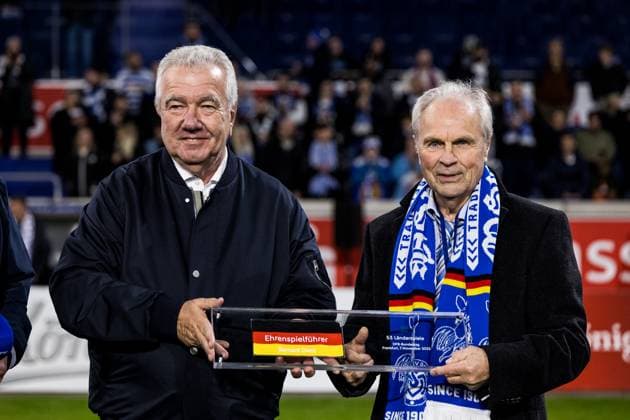 3 Liga MSV Duisburg SV Waldhof Mannheim 07 11 2025 Bernard Ennatz Dietz MSV Duisburg legend is honored in the stadium after being named DFB Honorary Captain Peter Frymuth DFB Vice President presents the plaque 3 Liga, MSV Duisburg SV Waldhof Mannheim, Duisburg, schauinsland reisen arena am 7 11 2025 DFB REGULATIONS PROHIBIT ANY USE OF PHOTOGRAPHS AS IMAGE SEQUENCES AND OR QUASI VIDEO Copyright: xBEAUTIFULxSPORTS Wunderlx