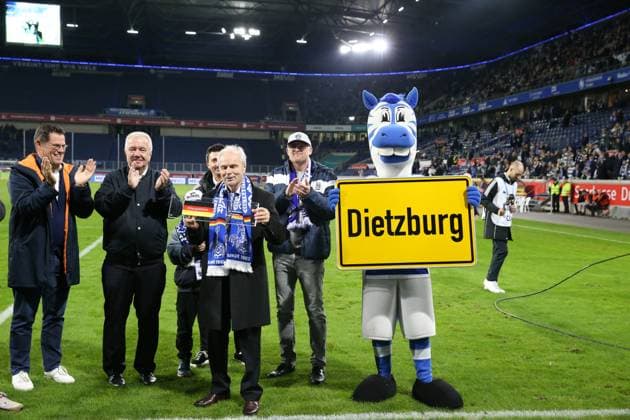 07 11 2025, xrekx, Fußball 3 Liga, MSV Duisburg SV Waldhof Mannheim v l MSV legend Bernard Dietz Ehrenspielführer Ehrenspielfuehrer DFL DFB REGULATIONS PROHIBIT ANY USE OF PHOTOGRAPHS as IMAGE SEQUENCES and or QUASI VIDEO Duisburg