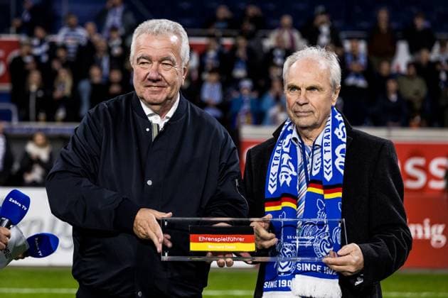 3 Liga MSV Duisburg SV Waldhof Mannheim 07 11 2025 Bernard Ennatz Dietz MSV Duisburg legend is honored in the stadium after being named DFB Honorary Captain Peter Frymuth DFB Vice President presents the plaque 3 Liga, MSV Duisburg SV Waldhof Mannheim, Duisburg, schauinsland reisen arena am 7 11 2025 DFB REGULATIONS PROHIBIT ANY USE OF PHOTOGRAPHS AS IMAGE SEQUENCES AND OR QUASI VIDEO Copyright: xBEAUTIFULxSPORTS Wunderlx