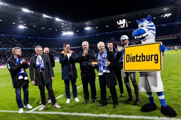 3 Liga MSV Duisburg SV Waldhof Mannheim 07 11 2025 Bernard Ennatz Dietz MSV Duisburg legend is honored in the stadium after being named DFB Honorary Captain Peter Frymuth DFB Vice President Sören Link Lord Mayor of the City of Duisburg 3 Liga, MSV Duisburg SV Waldhof Mannheim, Duisburg, schauinsland reisen arena am 7 11 2025 DFB REGULATIONS PROHIBIT ANY USE OF PHOTOGRAPHS AS IMAGE SEQUENCES AND OR QUASI VIDEO Copyright: xBEAUTIFULxSPORTS Wunderlx