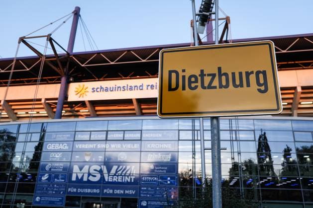 Sports, Football, 3 Liga Season 2025 2026 14 Matchday MSV Duisburg SV Waldhof Mannheim 07 11 2025, schauinsland reisen arena Town entrance sign with the inscription Dietzburg, the city of Duisburg has erected several Dietzburg signs in the city area in honor of Bernard Dietz, who was appointed honorary captain at todays DFB Bundestag in Frankfurt Duisburg schauinsland reisen arena North Rhine-Westphalia Germany