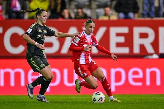 v li Anna Weiss Union Berlin, 21 Klara BUEHL FC Bayern Muenchen, FCB, 17 im Zweikampf, Duell, duel, tackle, Dynamik, Action, Aktion, 07 11 2025, München Deutschland , Fußball, Google Pixel Frauen Bundesliga, FC Bayern München 1 FC Union Berlin, DFB DFL REGULATIONS PROHIBIT ANY USE OF PHOTOGRAPHS AS IMAGE SEQUENCES AND OR QUASI VIDEO xslx
