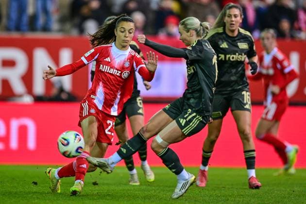 v li Natalia PADILLA BIDAS FC Bayern Muenchen, FCB, 23 Judith Steinert Union Berlin, 17 in duel, duel, tackle, dynamic, action, action, 07 11 2025, Munich Germany , Football, Google Pixel Women Bundesliga, FC Bayern München 1 FC Union Berlin, DFB DFL REGULATIONS PROHIBIT ANY USE OF PHOTOGRAPHS AS IMAGE SEQUENCES AND OR QUASI VIDEO xslx