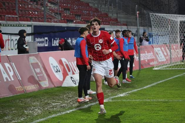 07 11 2025 xmgoodx Offenbach am Main, Sparda Bank Hessen Stadion Stadion Bieberer Berg Regionalliga Saison 2025 2026 Kickers Offenbach OFC FC Freiburg II Goal celebration after the 1-0 goal by Kilian Skolik 23,OFC