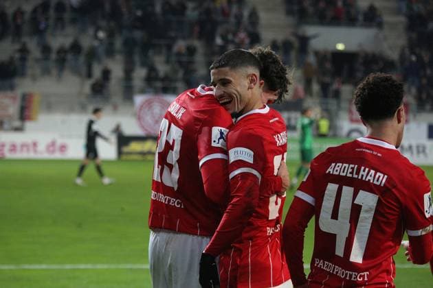 07 11 2025 xmgoodx Offenbach am Main, Sparda Bank Hessen Stadion Stadion Bieberer Berg Regionalliga Saison 2025 2026 Kickers Offenbach OFC FC Freiburg II Goal celebration after the 1-0 goal by Kilian Skolik 23,OFC