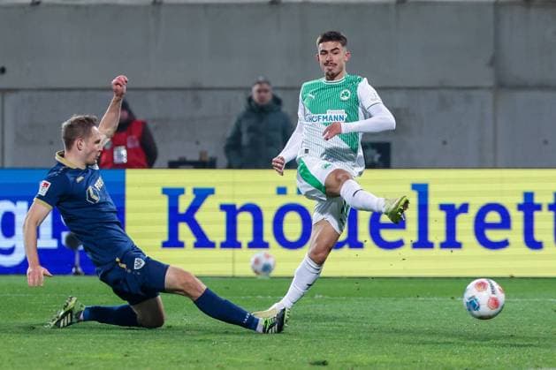 Aaron Keller 16 Spvgg Greuther Fuerth scores a goal that is disallowed for offside, SpVgg Greuther Fuerth vs SC Preussen Muenster, Football, Men, DFL, 2 Bundesliga, Season 2025 2026, Sportpark Ronhof Thomas Sommer, Matchday 12, 07 11 2025 Fuerth Bayern Germany Copyright: xkolbert-press MartinxAgüerax